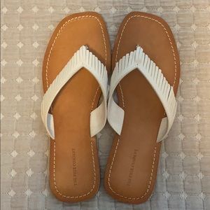 FRYE | Perry Feathered Thong Sandals